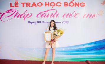 Hoa Hậu Hoàn Vũ Nhí Ngọc Lan Vy trao học bổng cho con em công nhân vệ sinh