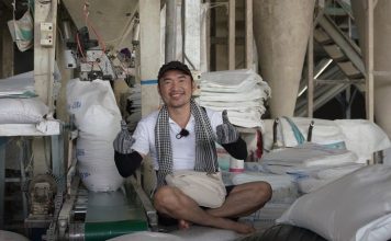 Tiến Luật, Huy Khánh lăn xả làm bốc vác mưu sinh tại Đồng Tháp